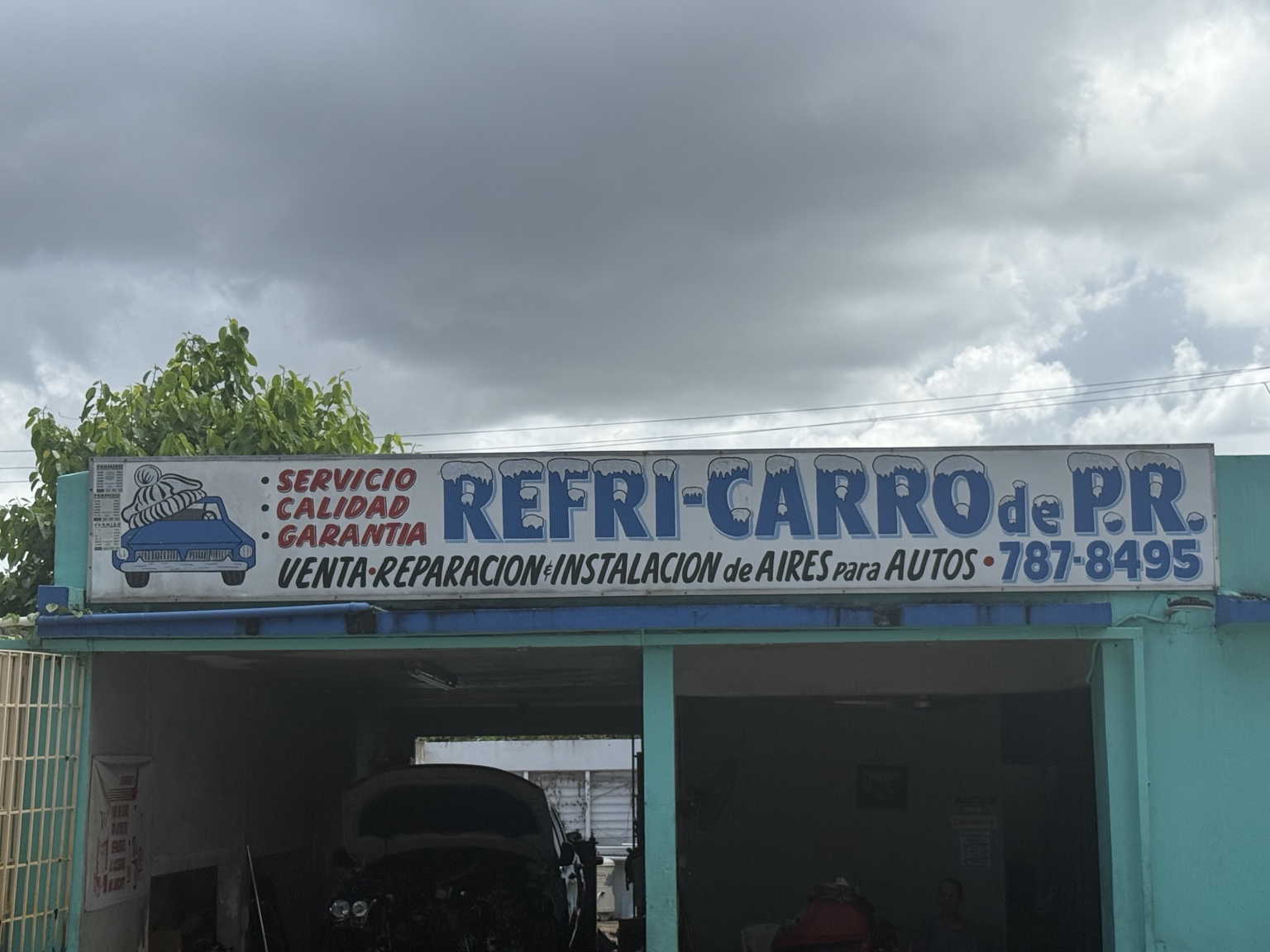 Letrero original de Refri-Carro de P.R. sobre la fachada del taller en Bayamón